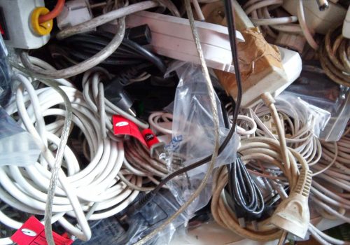 3-tips-cara-merapikan-kabel-listrik-yang-berantakan-di-rumah-8756